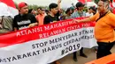 Aliansi Mahasiswa dan Pemuda Relawan Cinta NKRI melakukan demo di depan Istana Negara, Jakarta, Rabu (7/11). Massa mengajak masyarakat Indonesia agar tidak memilih pemimpin yang suka menghina.(Liputan6.com/JohanTallo)