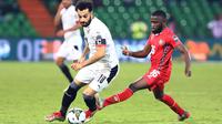 Timnas Mesir meraih kemenangan 1-0 atas Guinea-Bissau pada laga kedua Grup D Piala Afrika 2021 di  Roumde Adjia Stadium, Minggu (16/1/2022) dini hari WIB. Gol tunggal Mesir dicetak Mohamed Salah. (AFP/Daniel BELOUMOU OLOMO)