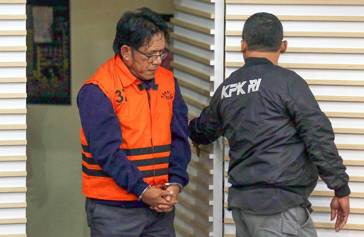 FOTO: OTT KPK Ungkap Suap Izin Kawasan Hutan, Tiga Tersangka Ditahan dan Uang Rp2,4 Miliar Disita