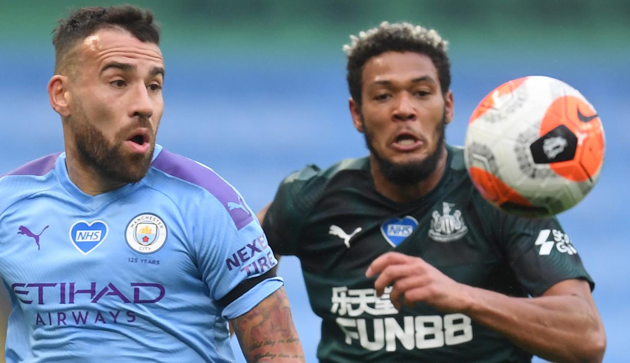 Bek Manchester City,  Nicolas Otamendi, berebut bola dengan striker Newcastle United, Joelinton, pada laga lanjutan Premier League pekan ke-34 di Etihad Stadium, Kamis (9/7/2020) dini hari WIB. Manchester City menang 5-0 atas Newcastle. (AFP/Michael Regan/pool)