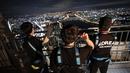 Orang-orang melihat pemandangan malam Seoul saat mereka menginap di tempat berkemah semalam di atap gedung pencakar langit di Seoul, Korea Selatan (7/8/2020).  (AP Photo/Lee Jin-man)