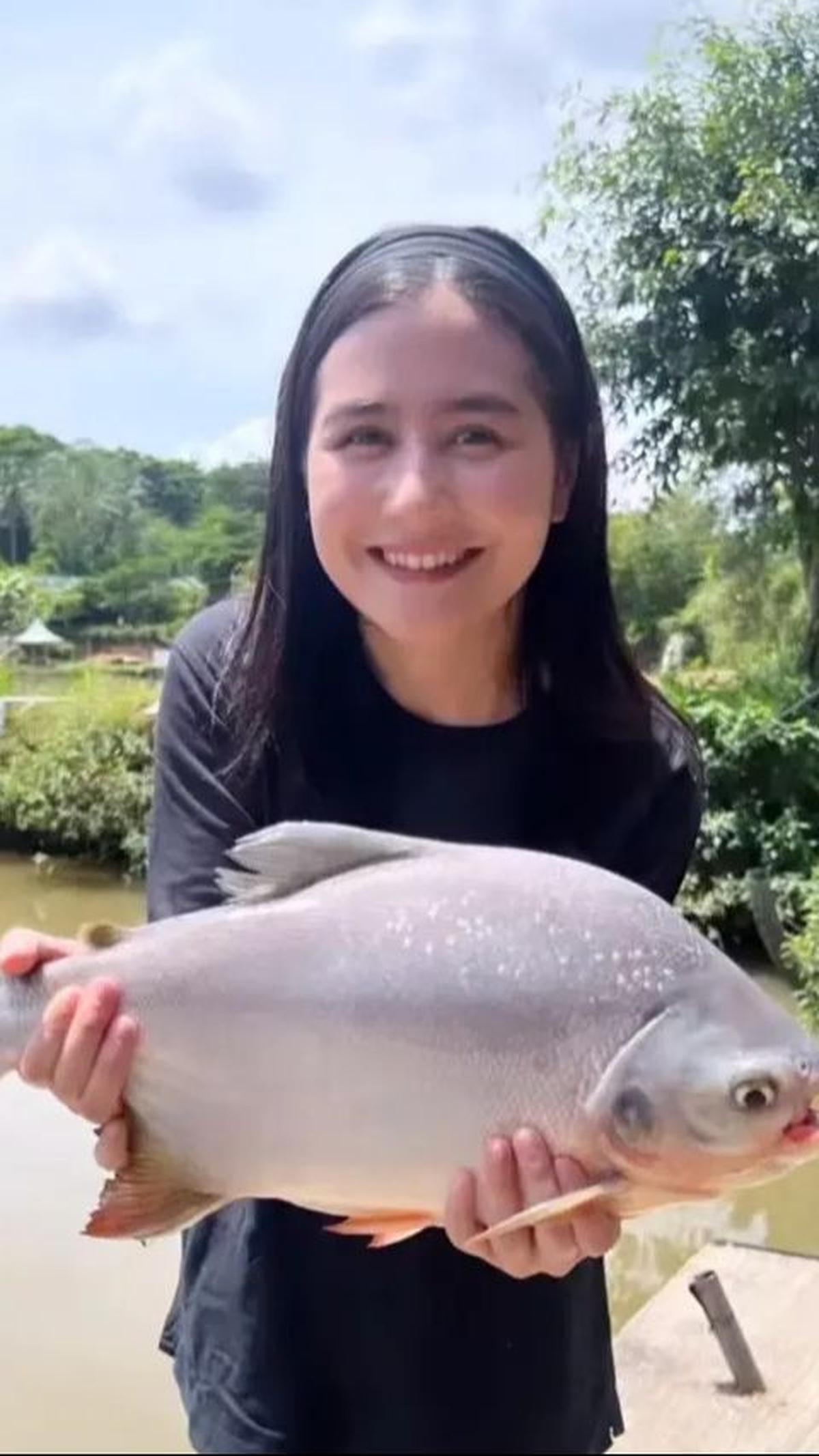 Bagi Prilly, memancing bukan hanya sekadar hobi, tetapi juga menjadi momen untuk bersantai dan menikmati keindahan alam.<br>