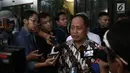 Menristekdikti, Mohamad Nasir memberikan keterangan kepada media usai mengunjungi KPK di Jakarta, Kamis (29/11). Kunjungan M Nasir tersebut untuk membicarakan kerjasama antar kedua lembaga terkait pencegahan anti korupsi. (Liputan6.com/Herman Zakharia)