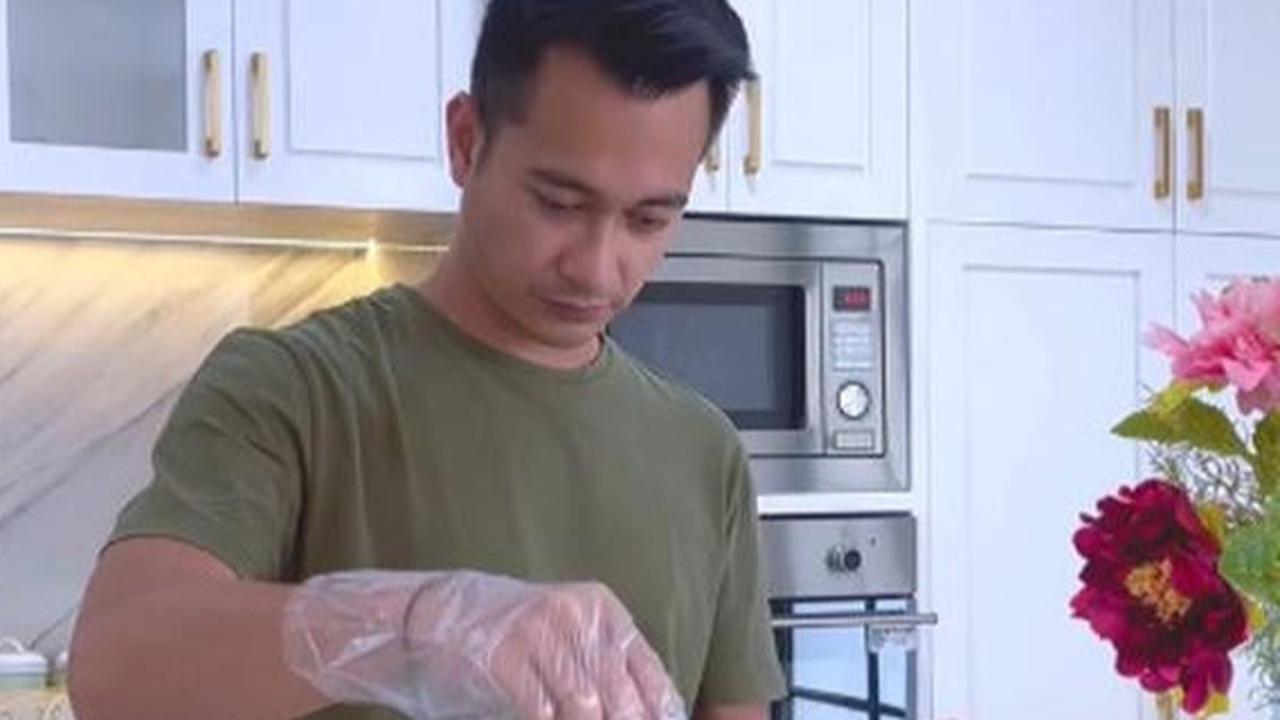 Menggabungkan Elemen Klasik dan Modern, Ini Potret Dapur Mewah Eza Gionino Bikin Nyaman