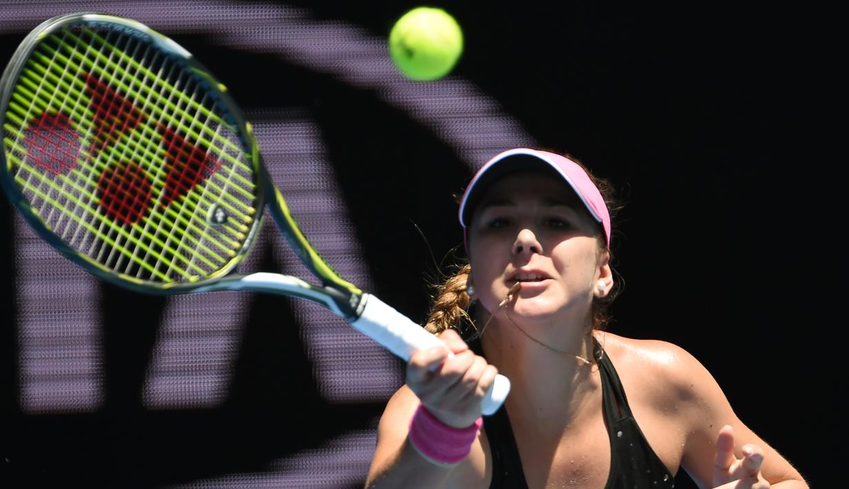 Petenis putri asal Swiss Belinda Bencic mengembalikan bola pukulan petenis asal Hungaria, Timea Babos pada turnamen Australia Terbuka di Melbourne, Australia, (20/1/2016). (AFP PHOTO / WILLIAM)
