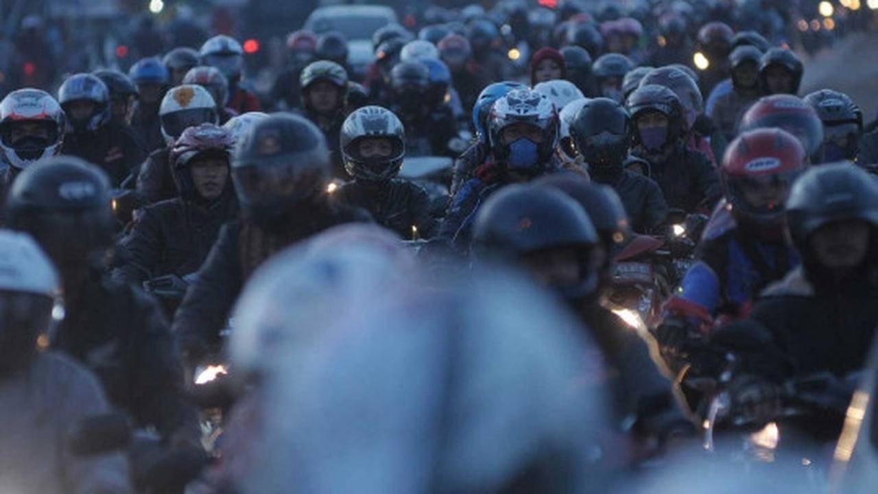 Pemudik sepeda motor padati jalan lintas Karawang arah Pantura