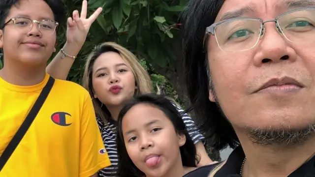 6 Potret Keakraban Ari Lasso dengan Anak Sulungnya, Selalu Kompak