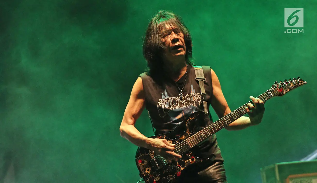 Pemain gitar band beraliran Rock God Bless, Ian Antono menunjukkan aksinya dalam JogjaRockarta International Music Festival 2017 di Stadion Kridosono, Jogjakarta, Jumat (29/9). (Liputan6.com/Herman Zakharia)