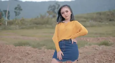 Syahiba Saufa merupakan seorang penyanyi dangdut yang berasal dari Banyuwangi. Namanya sedang naik daun sejak berbagai video penampilannya trending di YouTube Indonesia dan telah ditonton jutaan kali. Walaupun tampil kasual, ia tetap tampak menawan. Liputan6.com/IG/@syahiba_saufa)