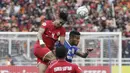 Bek Persija Jakarta, Ryuji Utomo, menyundul bola saat melawan Becamex Binh Duong pada laga Piala AFC di SUGBK, Jakarta, Selasa (26/2). Kedua klub bermain imbang 0-0. (Bola.com/M. Iqbal Ichsan)