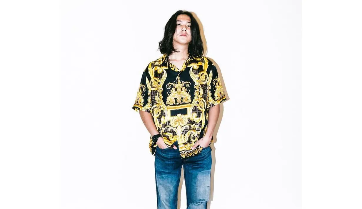 <p>Rambut yang dibiarkan tergerai begitu saja juga memesonakan penampilan Iqbaal. Kali ini dengan kemeja lengan pendek bermotif, yang dipadu celana jeans dan sneakers putih, Iqbaal membiarkan rambut panjangnya tergerai begitu saja. Foto: Instagram.</p>