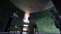 Seorang arsitek asal China ini yang memanfaatkan botol-botol bekas menjadi bagian dari konstruksi bangunan. Hasilnya fantastis dengan nilai artistik yang luar biasa.
