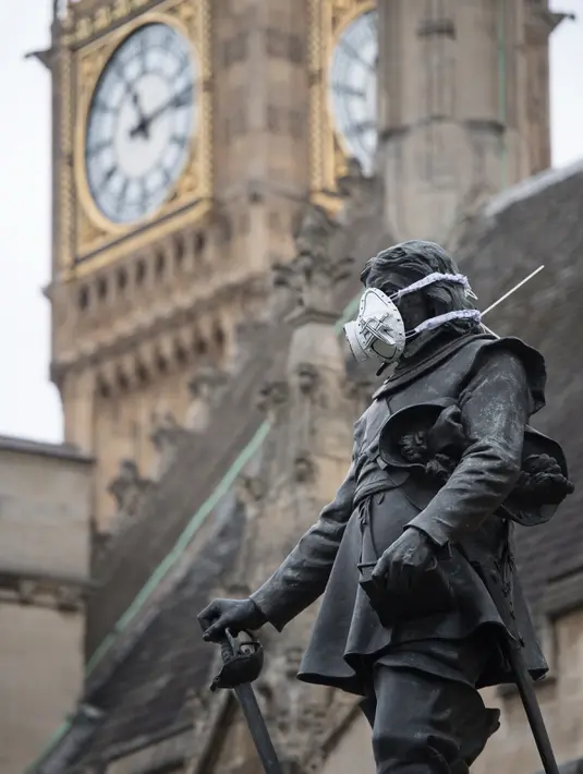 Sebuah masker terpasang pada wajah patung Oliver Cromwell di luar Gedung Parlemen di London, Senin (18/4). Aksi yang dilakukan oleh aktivis lingkungan Greenpeace itu untuk memprotes kualitas polusi udara di kawasan tersebut. (Leon NEAL/AFP)