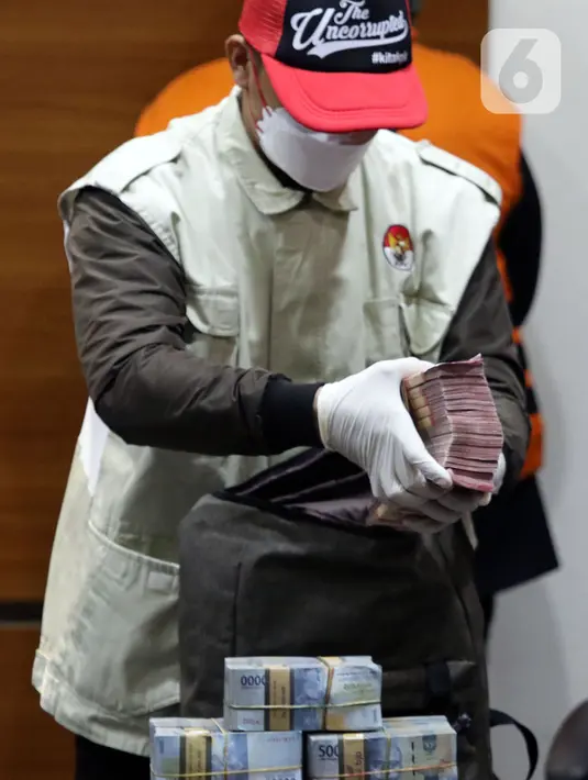 <p>Petugas KPK menunjukkan barang bukti penangkapan Bupati Bogor periode 2018-2023, Ade Yasin di Gedung KPK, Jakarta, Kamis (28/4/2022). KPK menyita uang sejumlah Rp1,024 miliar yang terdiri dari uang tunai Rp570 juta dan dalam rekening bank senilai Rp454 juta. (Liputan6.com/Helmi Fithriansyah)</p>