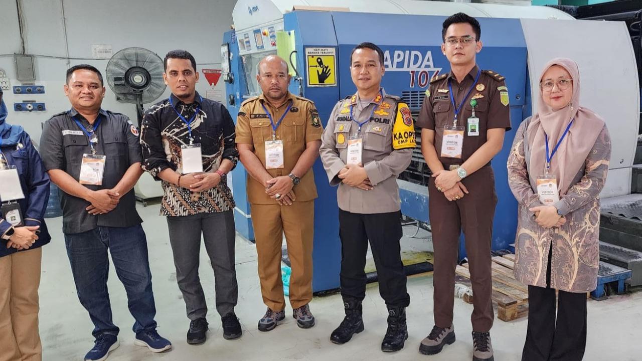 Kapolres & Ketua KPU Kampar Tinjau Proses Pencetakan Surat Suara Pilbup Kampar 2024