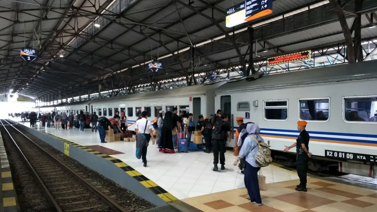Tarif promo KA Wijayakusuma jurusan Cilacap-Yogyakarta-Solo diperpanjang hingga 31 Januari 2018. (Foto: Liputan6.com/Muhamad Ridlo)