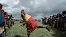 Seorang suku Maasai moran melemparkam rungu selama mengikuti kompetisi Olimpiade Maasai 2018 di Kimana, Kenya (15/12). Olimpiade ini inisiatif dari kelompok konservasi internasional yang dipimpin oleh Born Free. (AFP Photo/Yasuyoshi Chiba)