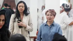 Artis, model, komedian sekaligus presenter, Asri Welas (kiri) bersama Indy Barens saat melayat di rumah duka pesohor legendaris Titiek Puspa di kawasan Pancoran, Jakarta Selatan, Kamis (10/4/2025) malam. (Liputan6.com/Angga Yuniar)