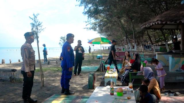 Polairud Polres Pemalang cek kesiapan saranha dan prasarana keselamatan di objek wisata pantai. (Foto: Liputan6.com/ Humas Polres Pemalang)