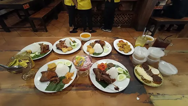 Rekomendasi Tempat Makan Siang Prasmanan di Tebet