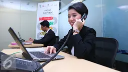 Pekerja melayani customer di Pusat Informasi Go Public di BEI, Jakarta, Senin, (27/6). Pusat Informasi "Go Public" tersebut bertujuan mendorong penambahan jumlah perusahaan tercatat di pasar modal domestik. (Liputan6.com/Angga Yuniar)