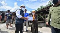 Gubernur Jawa Barat M Ridwan Kamil meninjau kandang sapi untuk memastikan kondisi sapi yang layak kurban sekaligus memberikan bantuan obat hewan kepada peternak di Desa Pasir Jambu, Kabupaten Bandung, Rabu (8/6/2022). (Rizal FS/Biro Adpim Jabar)