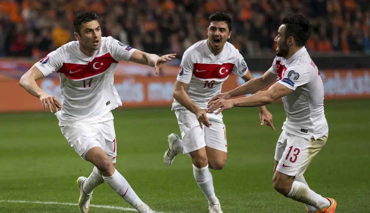Penyerang Turki, Burak Yilmaz merayakan gol bersama pemain lainnya saat kualifikasi Piala Eropa 2016 di Amsterdam Arena, Minggu (29/3/2015). Belanda bermain imbang 1-1 melawan turki. (REUTERS/Michael Kooren)