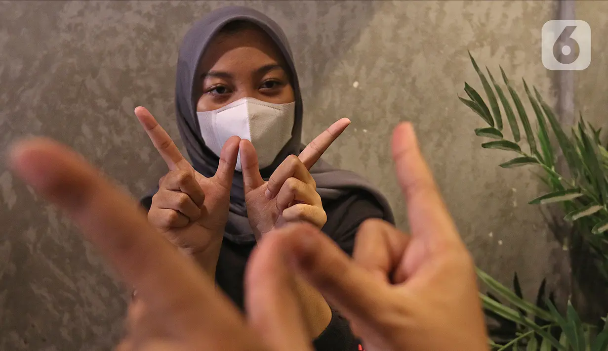 Barista berbincang dengan bahasa isyarat di Sunyi House of Coffee and Hope, Jakarta, Jumat (15/1/2021). Rumah kopi ini unik tak cuma desainnya instagramable, tapi juga punya poin plus mempekerjakan difabel. (Liputan6.com/Herman Zakharia)