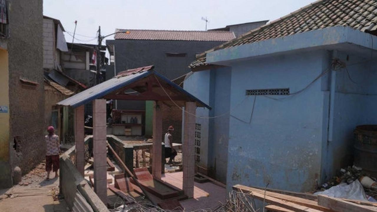 Pasca penggusuran, bantaran Ciliwung mulai dipasangi tiang pancang