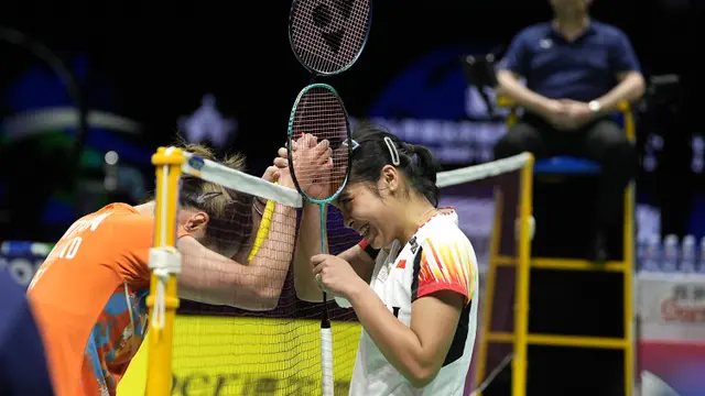 Foto: Aksi Jatuh Bangun Ester Nurumi Tri Wardoyo Pastikan Tim Uber Indonesia Singkirkan Thailand untuk Melenggang ke Semifinal