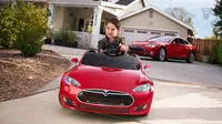 Tesla Motors bekerja sama dengan perusahan mainan asal Amerika Serikat (AS) Radio Flyer Inc., membuat versi mini dari sedan sport listrik.