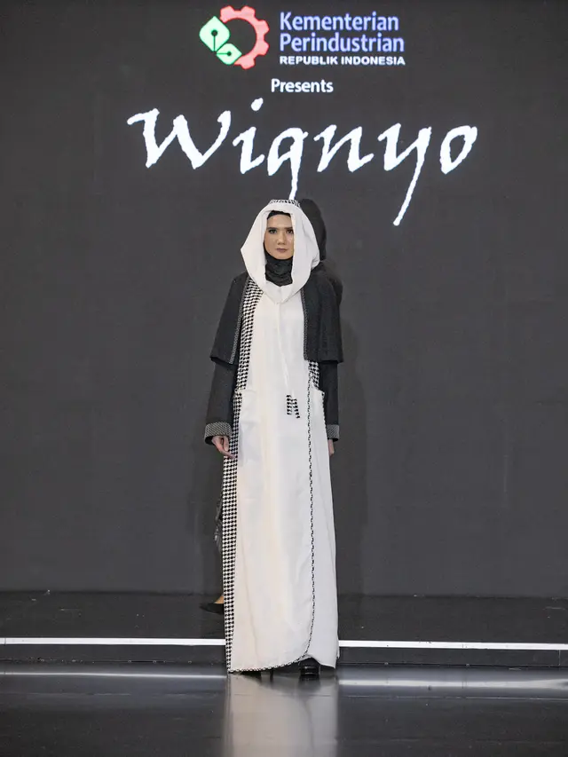 Koleksi Wignyo di panggung MUFFEST 2021