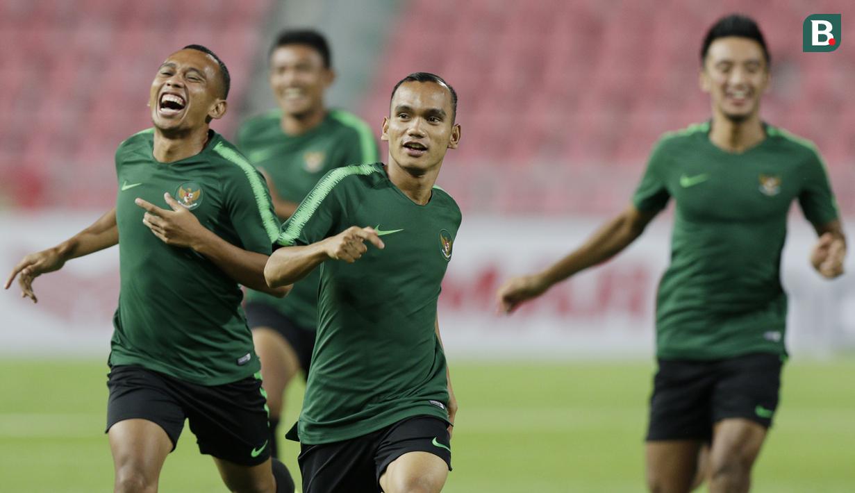 Pemain Timnas Indonesia, Riko Simanjuntak, berlari saat latihan di Stadion Rajamangala, Bangkok, Jumat, (16/11). Latihan ini persiapan jelang laga Piala AFF 2018 melawan Thailand. (Bola.com/M. Iqbal Ichsan)
