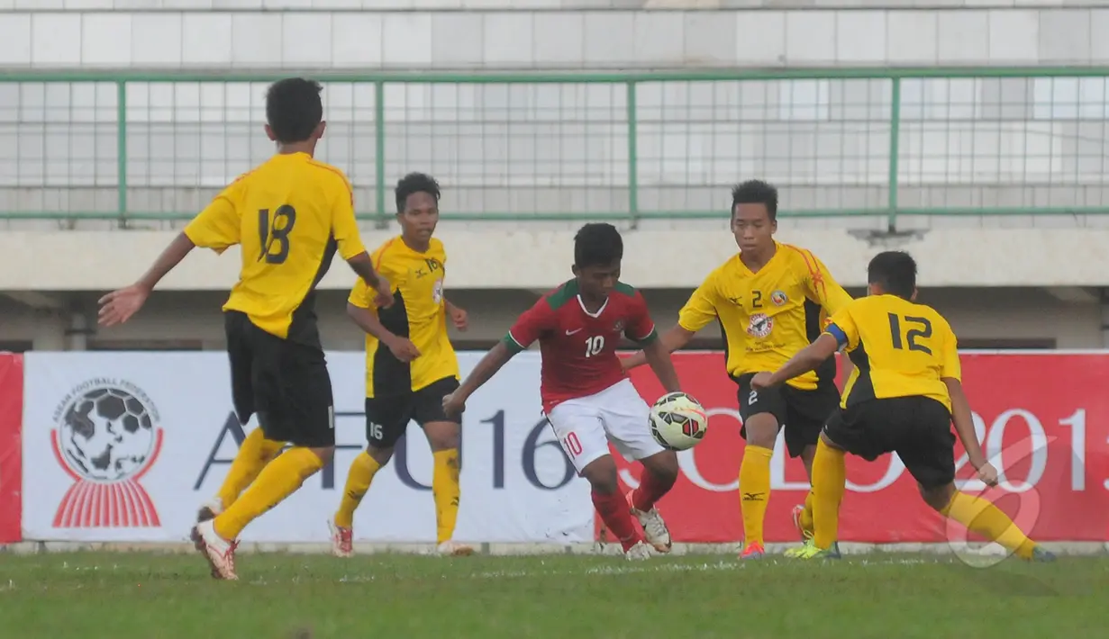 Pemain depan Timnas U-16, Ferdiyansyah berusaha melewati empat pemain Semen Padang U-16 pada laga uji coba di Stadion Singaperbangsa, Jawa Barat, Senin (9/3/2015). Timnas U-16 bermain imbang 4-4 dengan Semen Padang U-16. (Liputan6.com/Herman Zakharia)