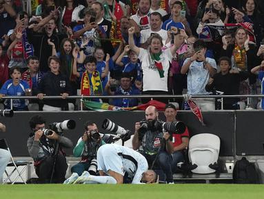 Pemain Portugal, Cristiano Ronaldo merayakan golnya ke gawang Kroasia pada laga Kualifikasi Piala Dunia 2026 di Luz Stadium, Lisbon, Portugal, Jumat (06/09/2024) dini hari WIB. (AP Photo/Armando Franca)