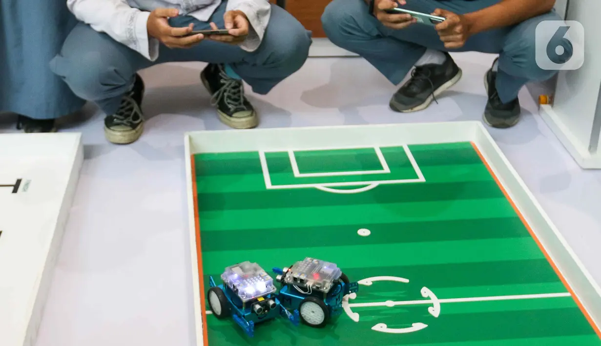 Siswa MAN 2 Lebak Banten mengoperasikan teknologi Smart Farmer pada acara Devotion Experience (Dev-X) yang digelar Kementerian Agama (Kemenag) di Jakarta Convention Center, Senayan, Jakarta, Jumat (5/1/2024). (Liputan6.com/Herman Zakharia)