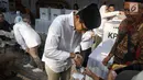 Calon Wakil Presiden nomor urut 02 Sandiaga Uno mencelupkan jarinya ke dalam tinta usai mencoblos surat suara di TPS 002 Selong, Kebayoran Baru, Jakarta Selatan, Rabu (17/4). Sandiaga Uno menggunakan hak pilihnya dalam Pemilu 2019. (Liputan6.com/Johan Tallo)