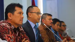 Sekjen PAN Eddy Suparno (kedua kiri) bersama para pengurus baru DPP PAN mengumumkan kepengurusan DPP PAN periode 2015-2020, Senayan, Jakarta, Rabu (25/3/2015).(Liputan6.com/Andrian M Tunay)