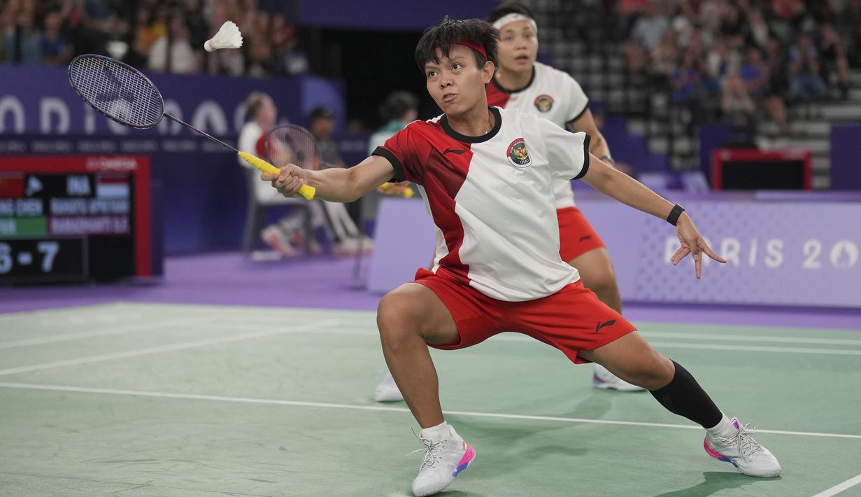 <p>Pemain ganda putri Indonesia, Siti Fadia Silva Ramadhanti berusaha mengembalikan bola saat menghadapi wakil China, Chen Qingchen/Jia Yifan pada laga kedua Grup A nomor ganda putri cabor bulu tangkis Olimpiade Paris 2024 di Porte de la Chapelle Arena, Prancis, Minggu (28/7/2024). (AP Photo/Dita Alangkara)</p>