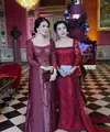 Dalam acara resepsi yang digelar di Chateau de Vaux le Vicomte, Prancis, baik Liliana maupun Nia sama-sama cantik dibalut dress berpayet dengan detail kerah square neck.