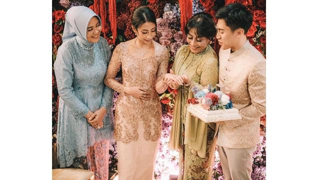 6 Potret Yayuk Suseno di Momen Lamaran Sang Putra, Awet Muda di Usia 65 Tahun