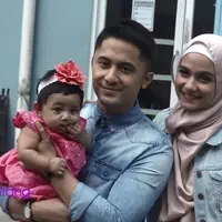 Hengky Kurniawan dan Sonya Fatmala sedang asyik mengurus anaknya yang bernama Shakila Azzahra Kurniawan. Bagi Sonya, mengurus anak di usia muda ternyata punya keseruan sendiri. Seperti apa sih keseruan Sonya urus anak di usia muda? 