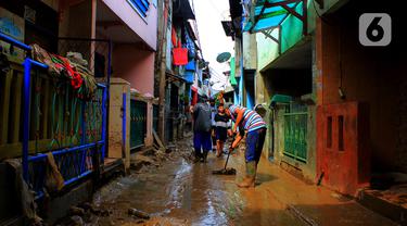 Usai Banjir, Warga Kampung Melayu Gelar Kerja Bakti