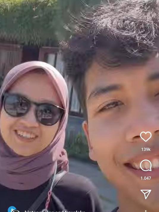 Sebelum menikah, Bintang Emon tak begitu terbuka perihal asmara. Ia dan Alca sudah dekat sejak tahun 2019. (Instagram.com/bintangemon)