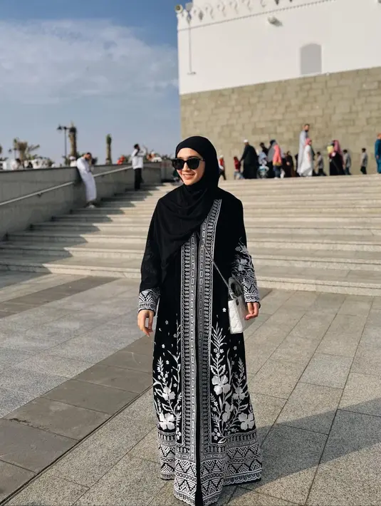 Febby Rastanty menutup perjalanan liburannya di akhir tahun dengan ibadah umroh di tanah suci [@febbyrastanty]