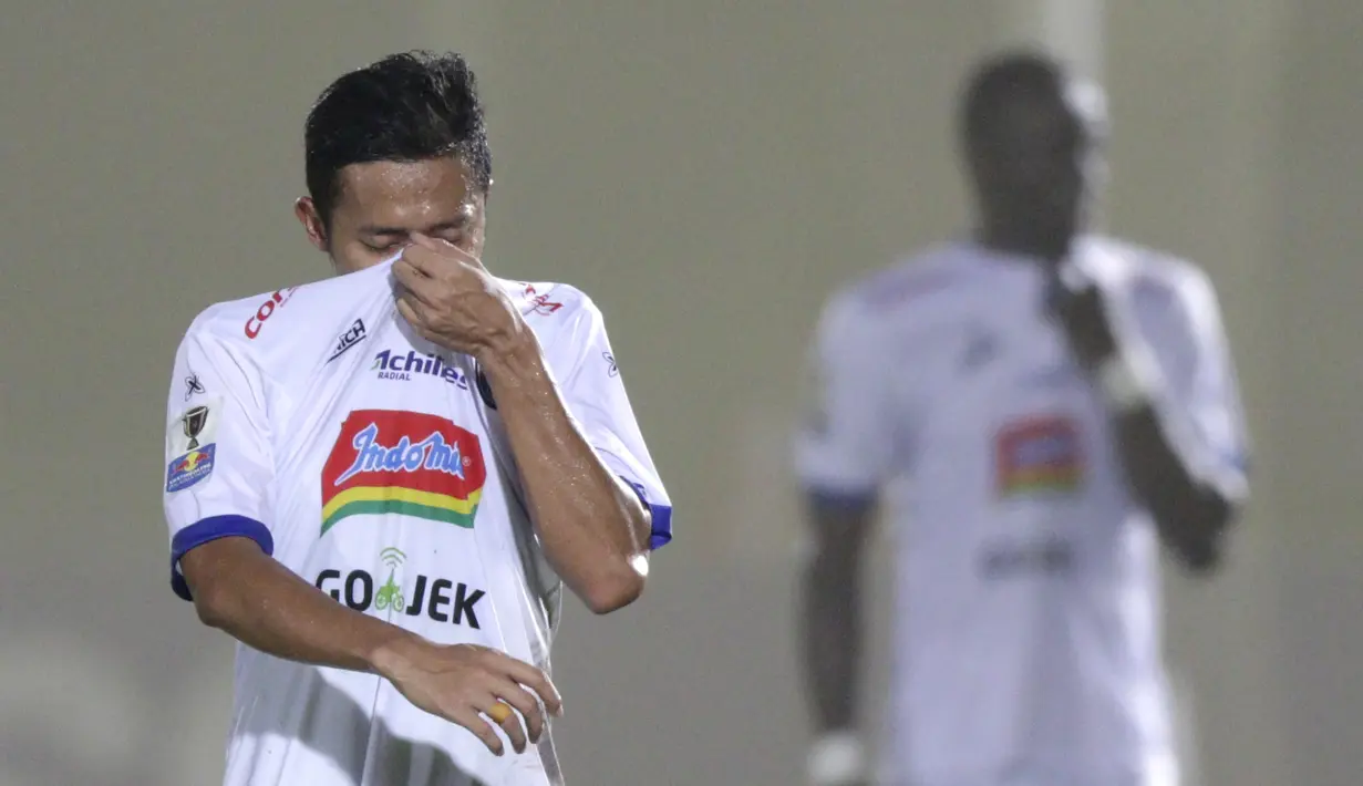 Pemain Arema FC, Dendi Santoso, menutup hidung karena asap saat melawan Persita Tangerang pada laga Piala Indonesia 2019 di Stadion Kelapa Dua, Tangerang, Minggu (3/2). Arema FC menang 3-0 atas Persita. (Bola.com/M Iqbal Ichsan)