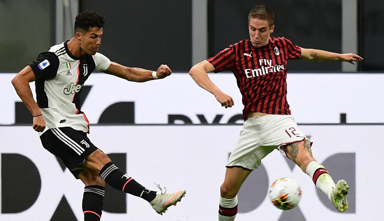 Penyerang Juventus, Cristiano Ronaldo, berebut bola dengan bek AC Milan, Andrea Conti, pada laga lanjutan Serie A pekan ke -31 di Stadion San Siro, Rabu (8/7/2020) dini hari WIB. AC Milan menang 4-2 atas Juventus. (AFP/Miguel Medina)