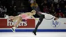 Pasangan atlet ice skating USA, Ashley Cain dan Timothy Leduc beraksi selama kejuaraan skating kategori berpasangan dalam ISU Grand Prix of Figure Skating Skate America di Everett, Washington, Jumat (19/10). (AP Photo/Ted S. Warren)