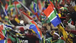 Suporter Afsel bersorak-sorai di ajang Piala Konfederasi antara Spanyol vs Afsel pada 20 Juni 2009 di Free State Stadium, Bloemfontein. Spanyol menang 2-0 tapi kedua tim lolos ke semifinal. AFP PHOTO/PIERRE-PHILIPPE MARCOU