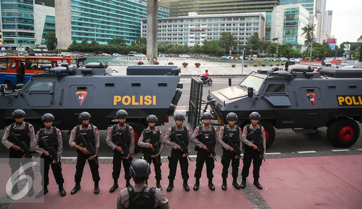 Sejumlah Anggota Brimob berbaris untuk berjaga di sekitar Bundaran HI, Jakarta, Kamis (24/12). Polda Metro Jaya mengerahkan 8.978 personel untuk operasi lilin jaya 2015 dalam rangka pengamanan Natal 2015 dan tahun baru 2016. (Liputan6.com/Faizal Fanani)